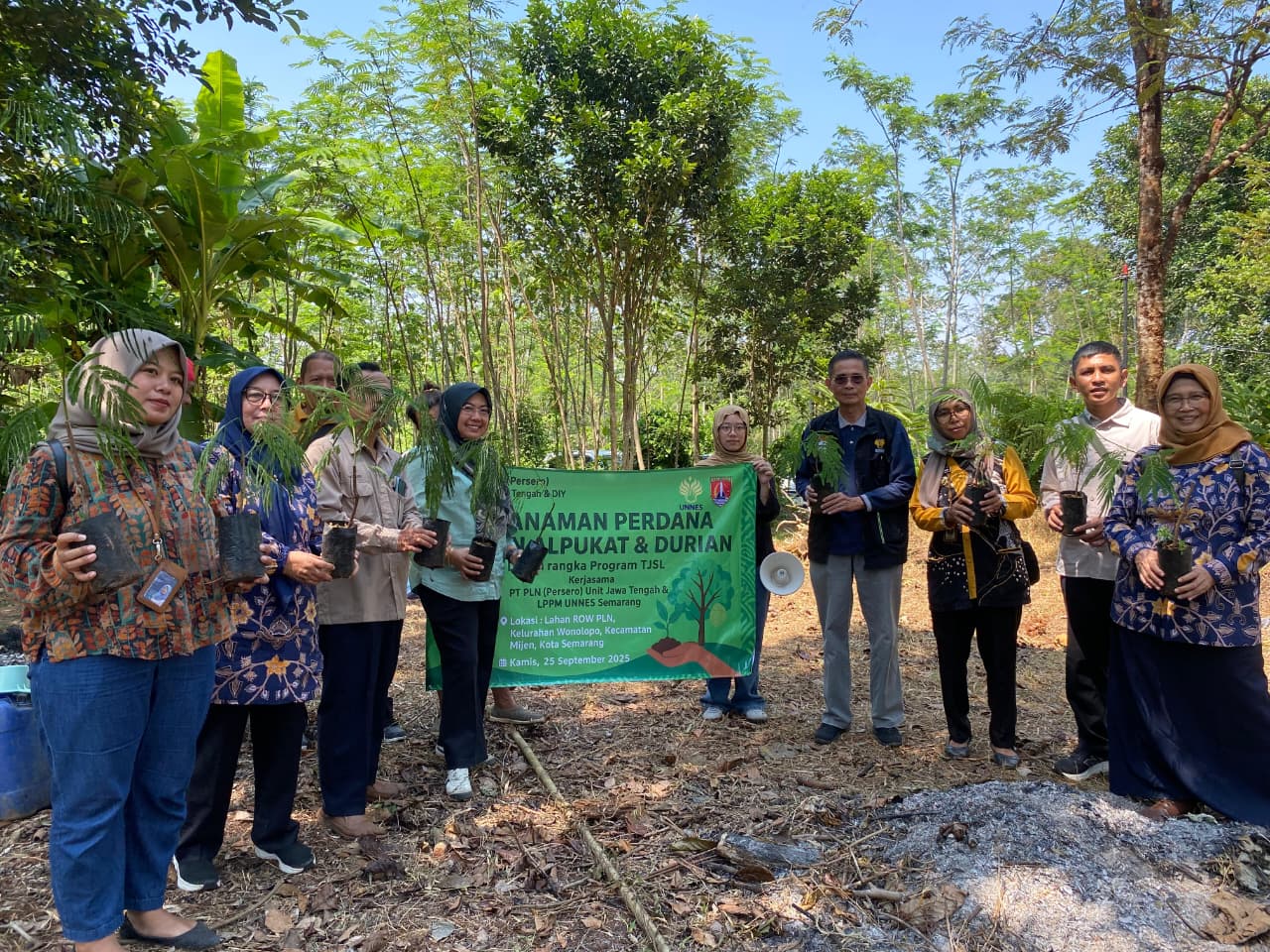 Wujudkan Kepedulian Lingkungan, PLN UPT Semarang Berikan Bantuan Bibit Tanaman Langka dan Unggul Untuk Ecogreen Nursery UNNES